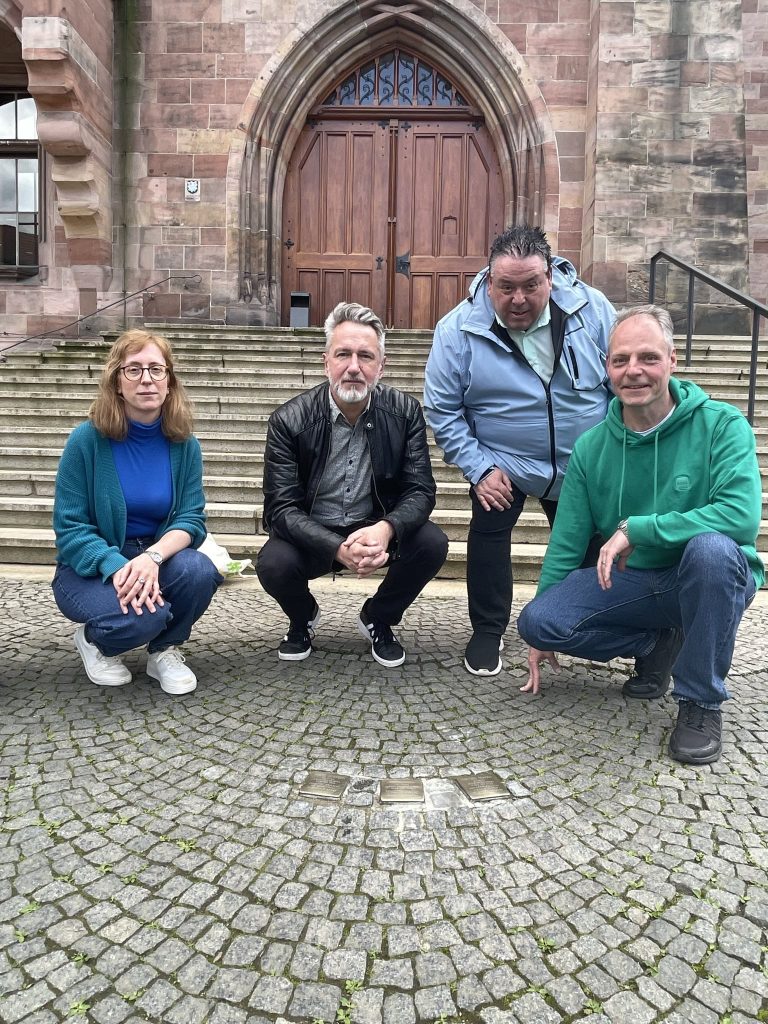 GRÜNE putzen Stolpersteine in Saarbrücken